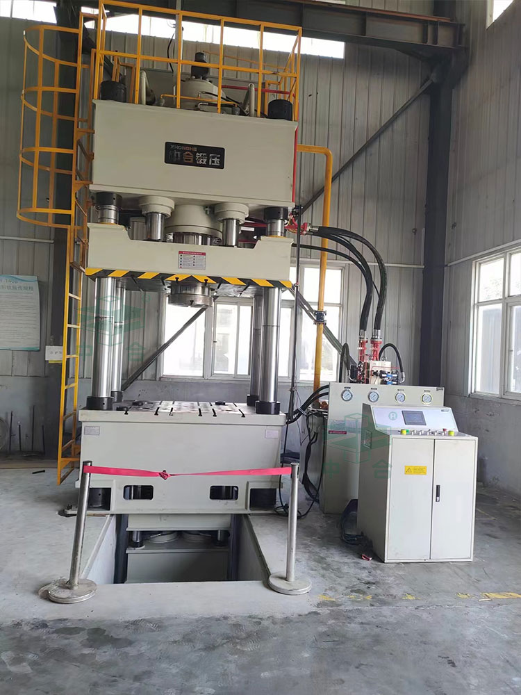500噸封頭液壓機客戶現場.jpg